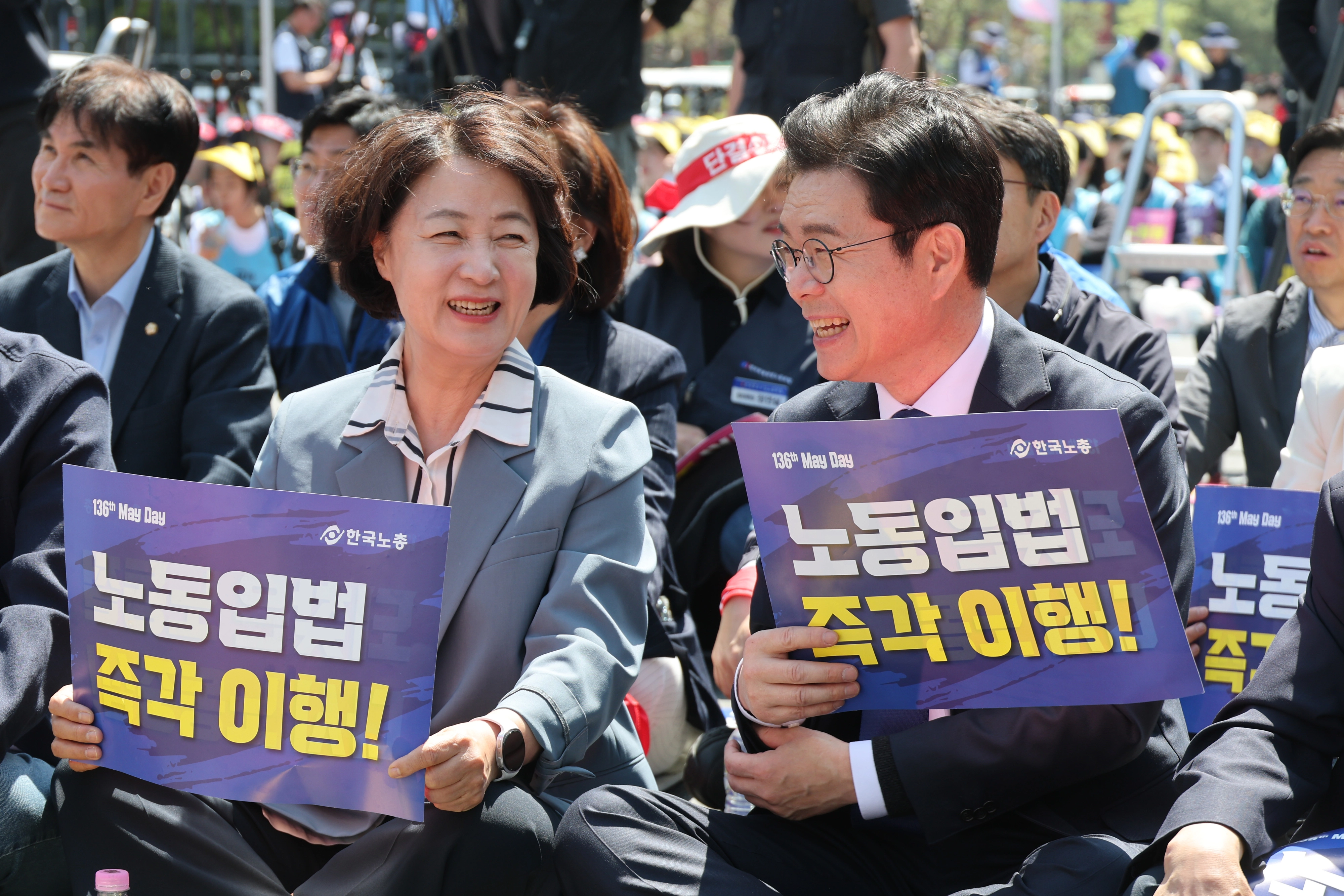 더불어민주당 정원오 서울시장 후보(오른쪽)와 추미애 경기지사 후보가 1일 서울 여의도 국회 인근에서 열린 한국노총 전국노동자대회에 참석해 대화하고 있다. 연합뉴스