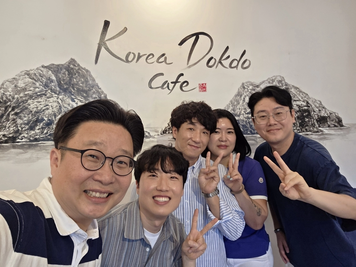 왼쪽부터 서경덕 교수, 한국화 작가 서준범씨, 엄상현·박진화 부부, 조종철 독도사랑운동본부 국장. 서경덕 교수 SNS 캡처