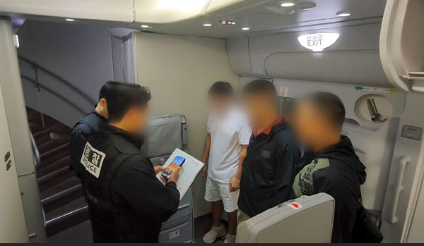 경찰이 필리핀 마약 총책 박왕열에게 마약을 공급한 혐의를 받는 50대 남성을 태국에서 검거해 1일 국내로 송환한다. 사진은 마약 공급책 ‘청담’ 최모씨에 대해 기내에서 체포영장이 집행되는 모습. 2026.05.01.  경찰청 제공