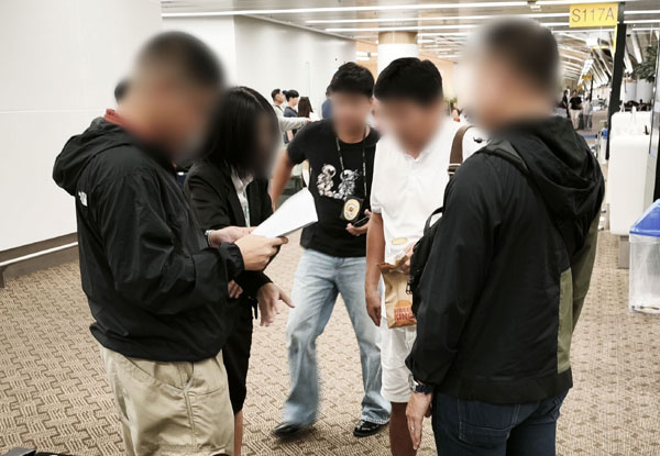 경찰이 필리핀 마약 총책 박왕열에게 마약을 공급한 혐의를 받는 50대 남성을 태국에서 검거해 1일 국내로 송환한다. 사진은 현지 공항에서 마약 공급책 ‘청담’ 최모씨에 대해 체포영장이 집행되는 모습. 2026.05.01.  경찰청 제공