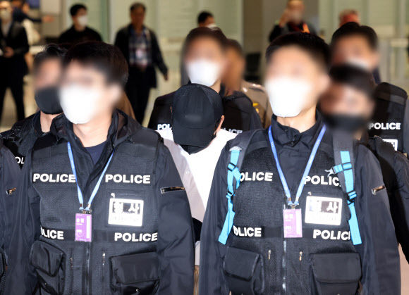 ‘마약왕’으로 불리는 박왕열에게 필로폰 등 마약류를 공급한 혐의를 받는 최모씨가 1일 태국으로부터 강제송환돼 인천국제공항 제2여객터미널에 도착하고 있다.  경찰은 지난 3월 25일 필리핀에서 강제 송환된 박왕열을 수사하는 과정에서 최씨가 마약 공급책이라는 단서를 확보하고 행적 추적 끝에 태국 경찰과 합동 잠복 작전을 펼친 끝에 지난달 10일 불법체류 혐의로 최씨를 검거했다. 최씨는 2019년부터 필로폰 22㎏ 등 총 100억원에 달하는 마약류를 국내에 밀반입하거나 유통한 혐의(마약류관리법 등 위반)로 국내에서 체포영장이 발부됐다. 2026.5.1  연합뉴스