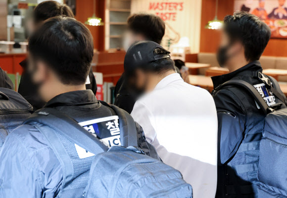 ‘마약왕’으로 불리는 박왕열에게 필로폰 등 마약류를 공급한 혐의를 받는 최모씨가 1일 태국으로부터 강제송환돼 인천국제공항 제2여객터미널에 도착하고 있다.  경찰은 지난 3월 25일 필리핀에서 강제 송환된 박왕열을 수사하는 과정에서 최씨가 마약 공급책이라는 단서를 확보하고 행적 추적 끝에 태국 경찰과 합동 잠복 작전을 펼친 끝에 지난달 10일 불법체류 혐의로 최씨를 검거했다. 최씨는 2019년부터 필로폰 22㎏ 등 총 100억원에 달하는 마약류를 국내에 밀반입하거나 유통한 혐의(마약류관리법 등 위반)로 국내에서 체포영장이 발부됐다. 2026.5.1  연합뉴스