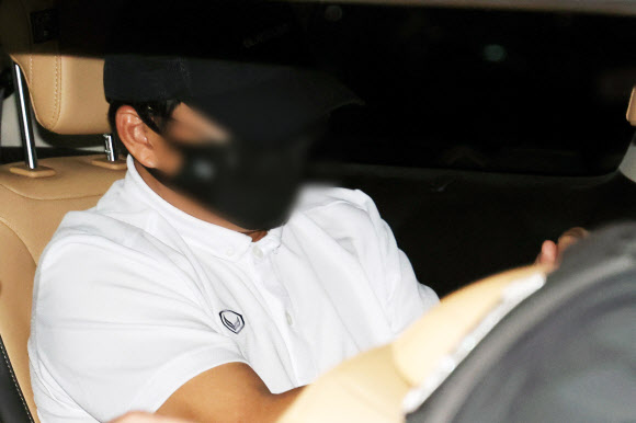 ‘마약왕’으로 불리는 박왕열에게 필로폰 등 마약류를 공급한 혐의를 받는 최모씨가 1일 태국으로부터 강제송환돼 인천국제공항 제2여객터미널에 도착, 차에 탑승해 있다. 경찰은 지난 3월 25일 필리핀에서 강제 송환된 박왕열을 수사하는 과정에서 최씨가 마약 공급책이라는 단서를 확보하고 행적 추적 끝에 태국 경찰과 합동 잠복 작전을 펼친 끝에 지난달 10일 불법체류 혐의로 최씨를 검거했다. 최씨는 2019년부터 필로폰 22㎏ 등 총 100억원에 달하는 마약류를 국내에 밀반입하거나 유통한 혐의(마약류관리법 등 위반)로 국내에서 체포영장이 발부됐다. 2026.5.1  공동취재