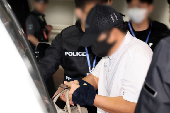 ‘마약왕’으로 불리는 박왕열에게 필로폰 등 마약류를 공급한 혐의를 받는 최모씨가 1일 태국으로부터 강제송환돼 인천국제공항 제2여객터미널에 도착, 차에 타고 있다.  경찰은 지난 3월 25일 필리핀에서 강제 송환된 박왕열을 수사하는 과정에서 최씨가 마약 공급책이라는 단서를 확보하고 행적 추적 끝에 태국 경찰과 합동 잠복 작전을 펼친 끝에 지난달 10일 불법체류 혐의로 최씨를 검거했다. 최씨는 2019년부터 필로폰 22㎏ 등 총 100억원에 달하는 마약류를 국내에 밀반입하거나 유통한 혐의(마약류관리법 등 위반)로 국내에서 체포영장이 발부됐다. 2026.5.1  공동취재
