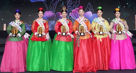 제96회 춘향제의 하나로 지난 달 30일 밤 전북 남원시 광한루원 앞 특설무대에서 열린 글로벌 춘향선발대회의 입상자들. 2026.5.1  남원시 제공 