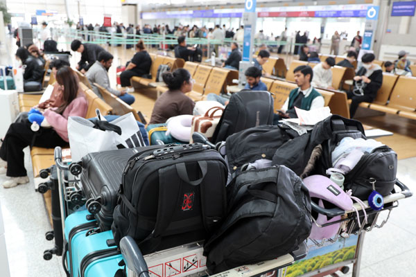올해 법정공휴일로 지정된 노동절과 어린이날을 낀 징검다리 연휴 기간인 1일 인천국제공항 입국장에서 승객들이 출국수속을 하고 있다.  이날 항공업계에 따르면 징검다리 연휴 기간인 4월 30일부터 5월 5일까지 엿새간 인천국제공항 국제선 이용객은 130만 명으로, 지난해 같은 기간 대비 2.6％ 증가할 것으로 예상했다. 2026.5.1 뉴스1