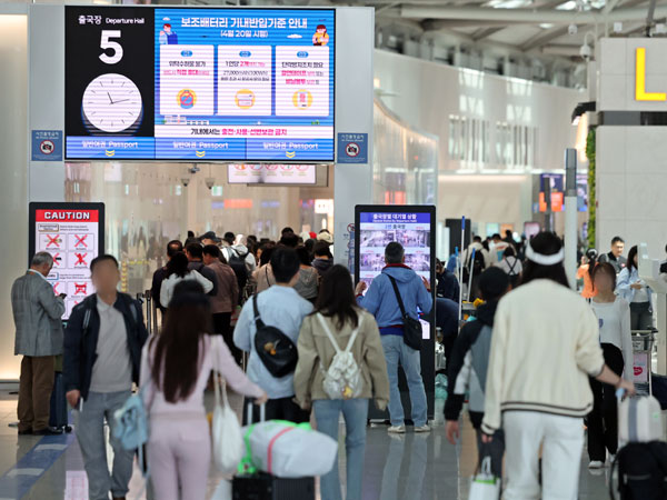 올해 법정공휴일로 지정된 노동절과 어린이날을 낀 징검다리 연휴 기간인 1일 인천국제공항 입국장에서 승객들이 발걸음을 옮기고 있다. 이날 항공업계에 따르면 징검다리 연휴 기간인 4월 30일부터 5월 5일까지 엿새간 인천국제공항 국제선 이용객은 130만 명으로, 지난해 같은 기간 대비 2.6％ 증가할 것으로 예상했다. 2026.5.1 뉴스1