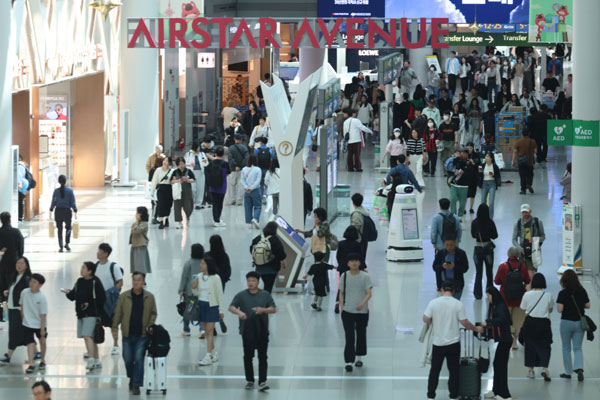 올해 법정공휴일로 지정된 노동절과 어린이날을 낀 징검다리 연휴 기간인 1일 인천국제공항 제1여객터미널 출국장에서 승객들이 발걸음을 옮기고 있다. 이날 항공업계에 따르면 징검다리 연휴 기간인 4월 30일부터 5월 5일까지 엿새간 인천국제공항 국제선 이용객은 130만 명으로, 지난해 같은 기간 대비 2.6％ 증가할 것으로 예상했다. 2026.05.01.  뉴시스