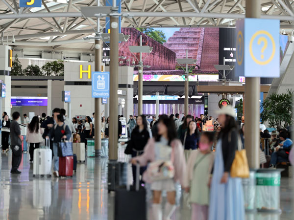올해 법정공휴일로 지정된 노동절과 어린이날을 낀 징검다리 연휴 기간인 1일 인천국제공항 입국장에서 승객들이 발걸음을 옮기고 있다. 이날 항공업계에 따르면 징검다리 연휴 기간인 4월 30일부터 5월 5일까지 엿새간 인천국제공항 국제선 이용객은 130만 명으로, 지난해 같은 기간 대비 2.6％ 증가할 것으로 예상했다. 2026.5.1 뉴스1