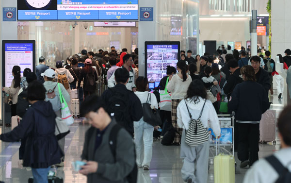 올해 법정공휴일로 지정된 노동절과 어린이날을 낀 징검다리 연휴 기간인 1일 인천국제공항 제1여객터미널 출국장에서 승객들이 발걸음을 옮기고 있다. 이날 항공업계에 따르면 징검다리 연휴 기간인 4월 30일부터 5월 5일까지 엿새간 인천국제공항 국제선 이용객은 130만 명으로, 지난해 같은 기간 대비 2.6％ 증가할 것으로 예상했다. 2026.05.01.  뉴시스