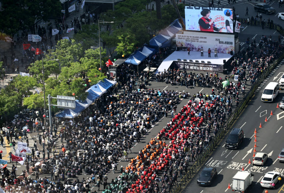1일 서울 종로구 동화면세점 앞에서 2026 세계노동절대회가 열리고 있다. 2026.5.1  연합뉴스