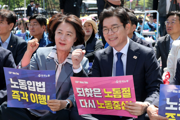 더불어민주당 정원오 서울시장 후보(오른쪽)와 추미애 경기지사 후보가 1일 서울 여의도 국회 인근에서 열린 한국노총 전국노동자대회에 참석해 주먹을 불끈 쥐고 있다. 2026.5.1  연합뉴스