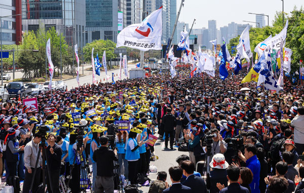노동절을 맞이한 1일 서울 영등포구 여의대로 일대에서 ‘한국노총 전국노동자대회’가 열리고 있다.  ‘근로자의 날’로 불리던 5월 1일은 지난해 ‘노동절 제정에 관한 법률’이 국회를 통과하면서 올해부터 63년 만에 ‘노동절’로 불리게 됐다. 2026.5.1 뉴스1