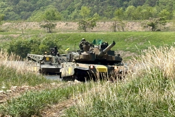 1일 경기도 여주시 남한강에서 육군 제8기동사단 K2전차가 도섭을 하고 있다. 육군 제8기동사단 독수리여단은 지난 4월 27일부터 1일까지 경기도 여주와 충북 음성 등에서 제병협동통합 전술훈련평가를 실시했다. 이번 훈련은 K2 전차 등 궤도장비 및 군용차량 300여대와 장병 1천여명이 참여했으며 임무형 지휘에 기초한 전투지휘능력 및 제병협동 작전능력 배양에 중점을 두고 급변하는 전장 상황에서 기동성과 생존성을 높이기 위한 실전적 훈련으로 진행됐다. 2026.5.1  육군 제8기동사단 제공