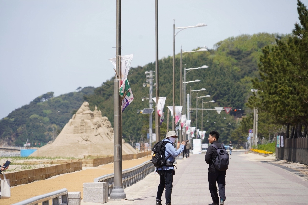 동서트레일 탐방객들이 꽃지해수욕장 해변길을 걸으며 대화하고 있다.
태안 박승기 기자