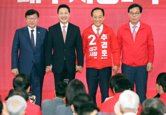 3일 오후 대구 수성구 범어네거리에서 열린 국민의힘 추경호 대구시장 예비후보 선거사무소 개소식에서 장동혁 대표 등 당 지도부가 함께하고 있다. 2026.5.3 연합뉴스