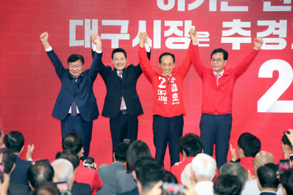3일 오후 대구 수성구 범어네거리에서 열린 국민의힘 추경호 대구시장 예비후보 선거사무소 개소식에서 장동혁 대표 등 당 지도부가 함께하고 있다. 2026.5.3 연합뉴스
