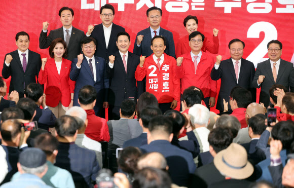 3일 오후 대구 수성구 범어네거리에서 열린 국민의힘 추경호 대구시장 예비후보 선거사무소 개소식에서 장동혁 대표 등 당 지도부가 함께하고 있다. 2026.5.3 연합뉴스