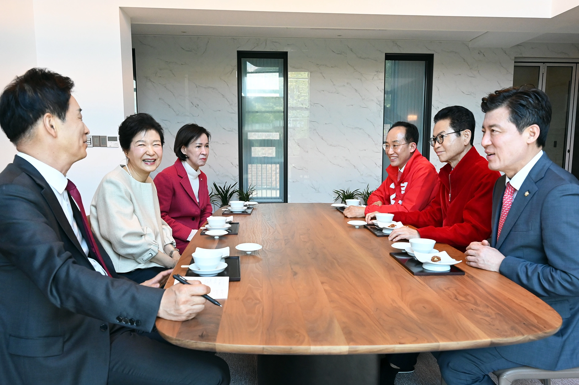 추경호 국민의힘 대구시장 후보와 이철우 경북지사 후보, 이인선 대구시당위원장, 구자근 경북도당위원장, 유영하 의원이 4일 박근혜 전 대통령 사저를 찾아 박 전 대통령과 환담을 나누고 있다. 이철우 선거사무소 제공