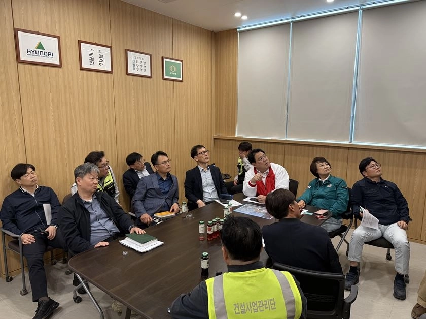 회의 중인 이성배 서울시의원(중앙 빨간 점퍼) 및 이혜숙 송파구의장(오른쪽 민방위 점퍼). 서울시의회 제공