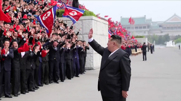 김정은, 청년동맹 제11차대회 참가자들과 기념촬영