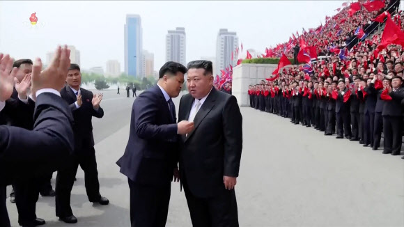 김정은에 귓속말하는 신임 청년동맹 위원장