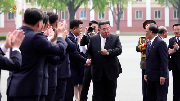 김정은, 신임 청년동맹 위원장 만나 축하