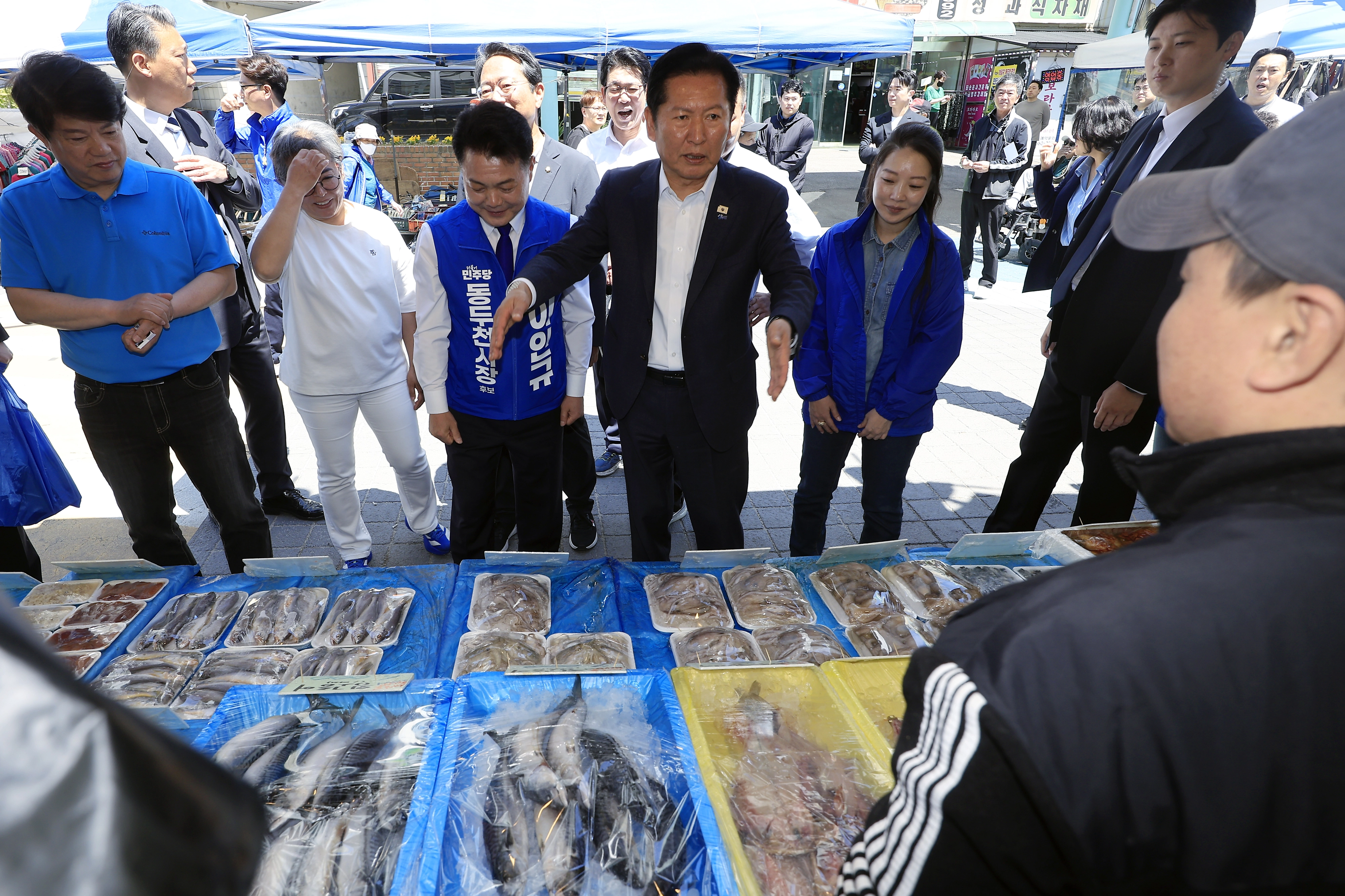 상인과 대화 나누는 정청래 대표  정청래 더불어민주당 대표가 5일 경기 동두천시 중앙로 동두천큰시장에 이인규 동두천시장 후보 등과 함께 방문해 상인들과 인사를 나누고 있다.  2026.5.5/뉴스1