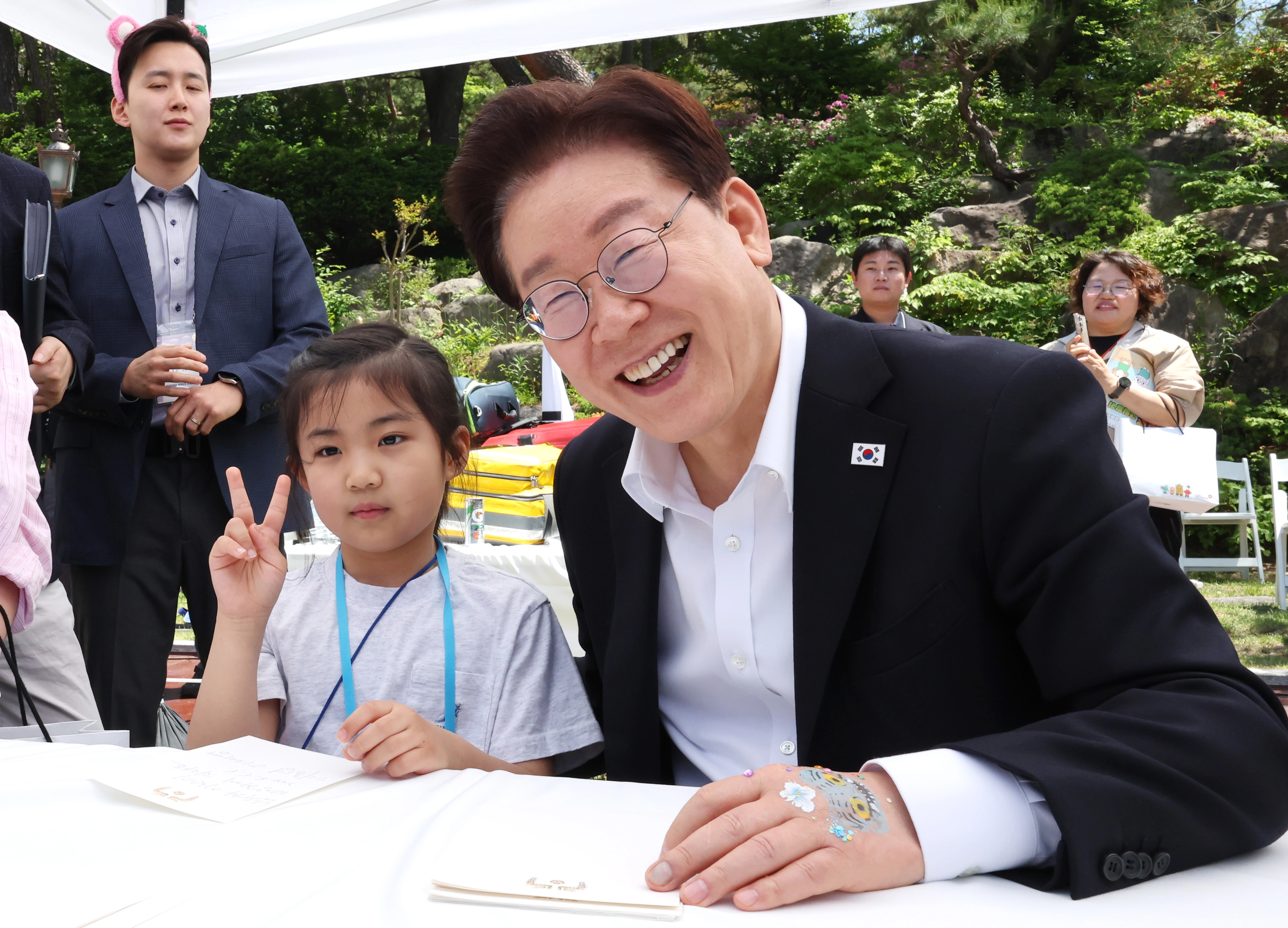 어린이와 함께 기념촬영하는 이재명 대통령  이재명 대통령이 5일 청와대 녹지원에서 열린 어린이날 초청행사에서 참석 어린이에게 사인 후 기념촬영을 하고 있다. 
연합뉴스