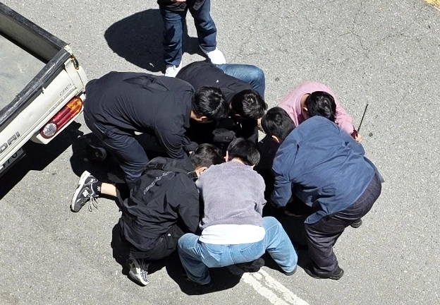5일 오전 광주 광산구 월계동 한 도로에서 살인 혐의 등을 받는 20대 피의자  A씨를 경찰이 긴급 체포하고 있다. A씨는 이날 오전 광산구 월계동 한 대학교 인근 도로에서 흉기를 찔러 여고생을 살해하고 또래 남고생에게도 흉기를 휘두른 혐의를 받고 있다. 2026.5.5 연합뉴스