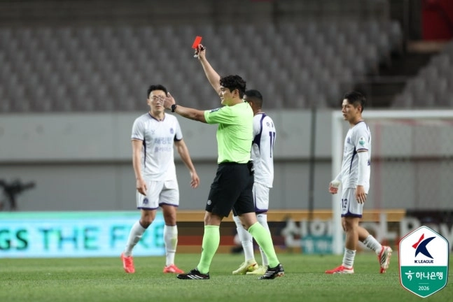 주심이 야잔에게 레드카드를 꺼내 보이고 있다. 한국프로축구연맹 제공