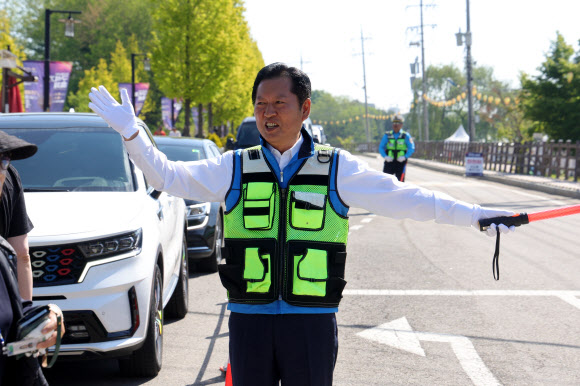 더불어민주당 정청래 대표가 5일 오전 구석기 축제가 열리고 있는 경기도 연천군 선사유적지에서  교통정리 현장 체험을 하고 있다. 2026.5.5 연합뉴스