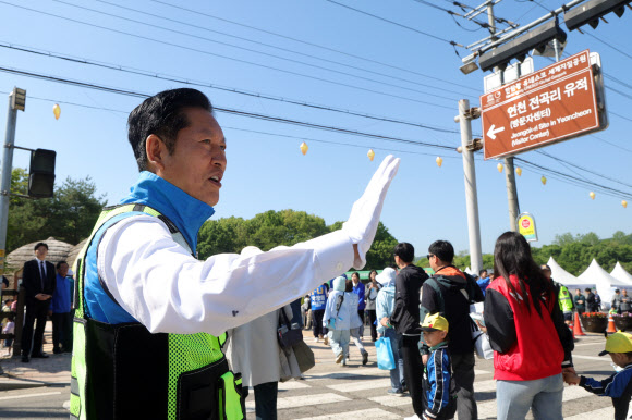 더불어민주당 정청래 대표가 5일 오전 구석기 축제가 열리고 있는 경기도 연천군 선사유적지에서  교통정리 현장 체험을 하고 있다.2026.5.5 연합뉴스