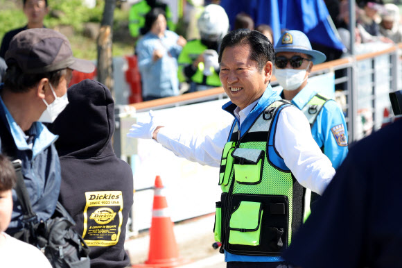 더불어민주당 정청래 대표가 5일 오전 구석기 축제가 열리고 있는 경기도 연천군 선사유적지에서  교통정리 현장 체험을 하고 있다. 2026.5.5 연합뉴스