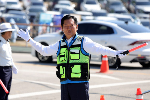 더불어민주당 정청래 대표가 5일 오전 구석기 축제가 열리고 있는 경기도 연천군 선사유적지에서  교통정리 현장 체험을 하고 있다. 2026.5.5 연합뉴스
