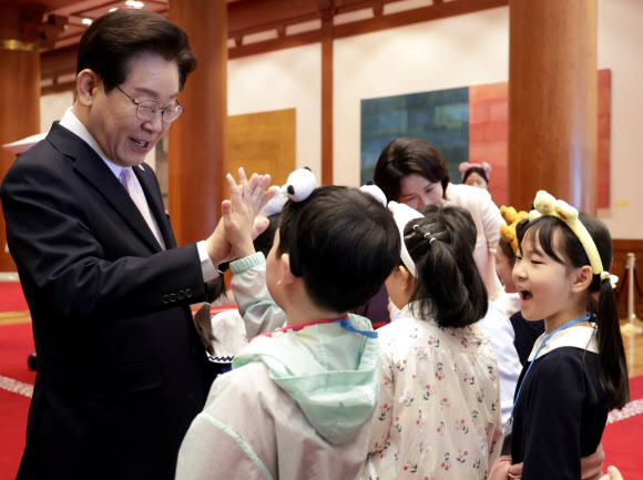 이재명 대통령과 김혜경 여사가 5일 청와대 본관에서 어린이날 초청행사 참석 어린이들을 맞이하고 있다. 2026.5.5. 청와대통신사진기자단