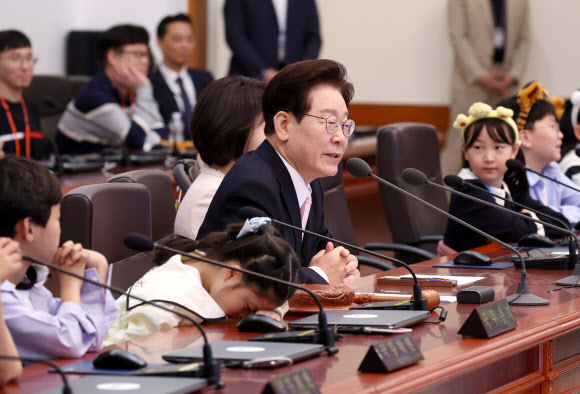 이재명 대통령이 5일 청와대에서 어린이날 초청행사로 열린 어린이 국무회의 체험행사에서 인사말을 하고 있다. 2026.5.5. 청와대통신사진기자단