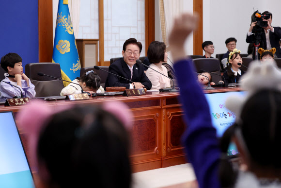 이재명 대통령과 김혜경 여사가 5일 청와대에서 열린 어린이날 초청행사 참석자들과 함께 국무회의 체험을 하고 있다. 2026.5.5. 청와대통신사진기자단