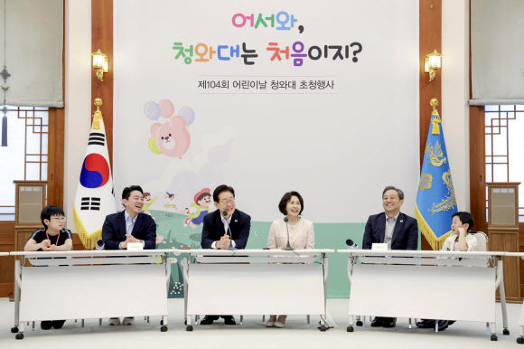 이재명 대통령과 김혜경 여사가 5일 청와대에서 어린이날 초청행사 참석자들과 간담회를 하고 있다. 2026.5.5. 청와대통신사진기자단