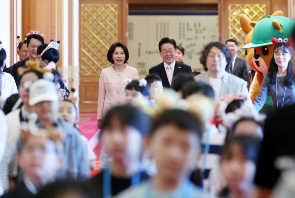 이재명 대통령과 김혜경 여사가 어린이날인 5일 청와대에서 열린 어린이날 초청행사 참석자들과 함께 이동하고 있다. 2026.5.5. 청와대통신사진기자단