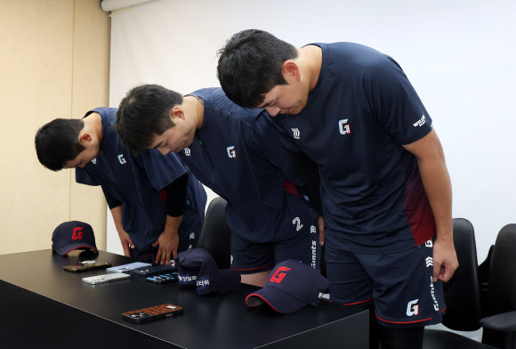 지난 2월 대만 전지훈련 중 도박장에 출입해 징계를 받고 복귀한 프로야구 롯데 자이언츠 김세민(왼쪽부터), 고승민, 나승엽이 5일 경기도 수원케이티위즈파크에서 경기 시작에 앞서 고개 숙여 인사하고 있다. 2026.5.5 연합뉴스
