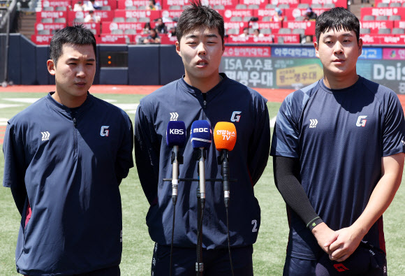 지난 2월 대만 전지훈련 중 도박장에 출입해 징계를 받고 복귀한 프로야구 롯데 자이언츠 김세민(왼쪽부터), 고승민, 나승엽이 5일 경기도 수원케이티위즈파크에서 경기 시작에 앞서 취재진 질문에 답하고 있다. 2026.5.5 연합뉴스