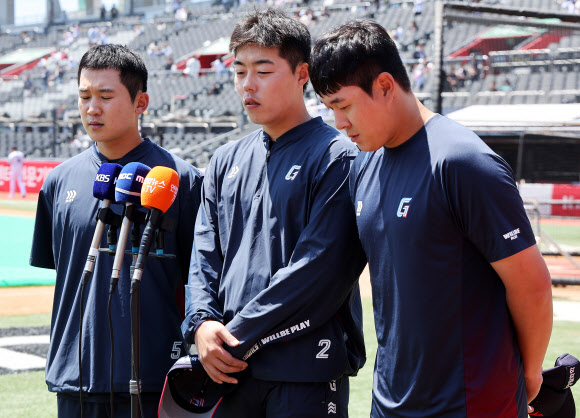 지난 2월 대만 전지훈련 중 도박장에 출입해 징계를 받고 복귀한 프로야구 롯데 자이언츠 김세민(왼쪽부터), 고승민, 나승엽이 5일 경기도 수원케이티위즈파크에서 경기 시작에 앞서 취재진 질문에 답하고 있다. 2026.5.5 연합뉴스