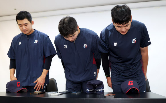 지난 2월 대만 전지훈련 중 도박장에 출입해 징계를 받고 복귀한 프로야구 롯데 자이언츠 김세민(왼쪽부터), 고승민, 나승엽이 5일 경기도 수원케이티위즈파크에서 경기 시작에 앞서 고개 숙여 인사하고 있다. 2026.5.5 연합뉴스