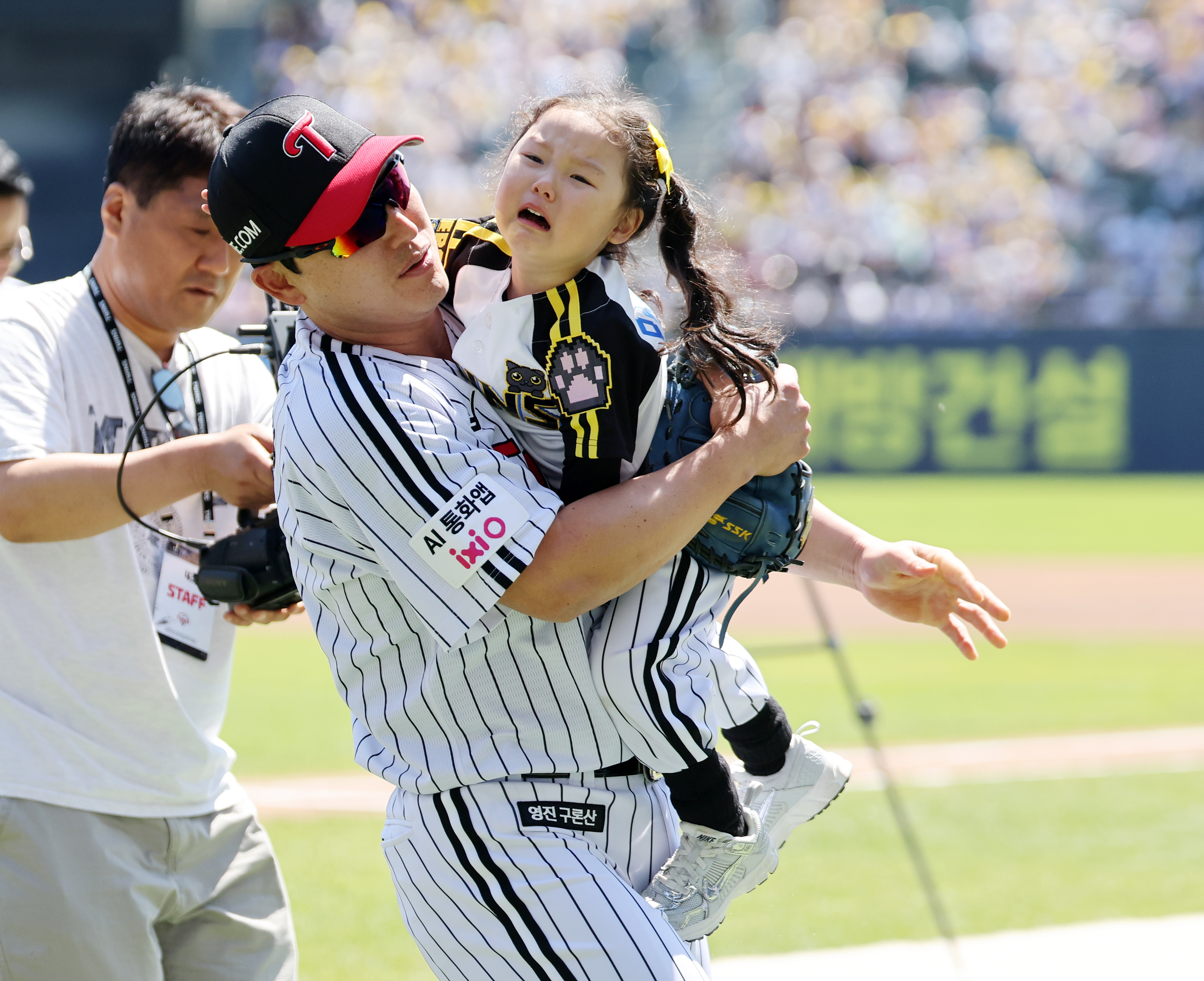 어린이날인 5일 오후 서울 송파구 잠실야구장에서 열린 프로야구 ‘2026 신한은행 SOL KBO리그’ 두산 베어스와 LG 트윈스의 경기, 시구 행사 중 울음을 터뜨린 LG 포수 박동원의 딸 박채이 양이 그라운드를 빠져나가고 있다. 2026.5.5. 뉴스1