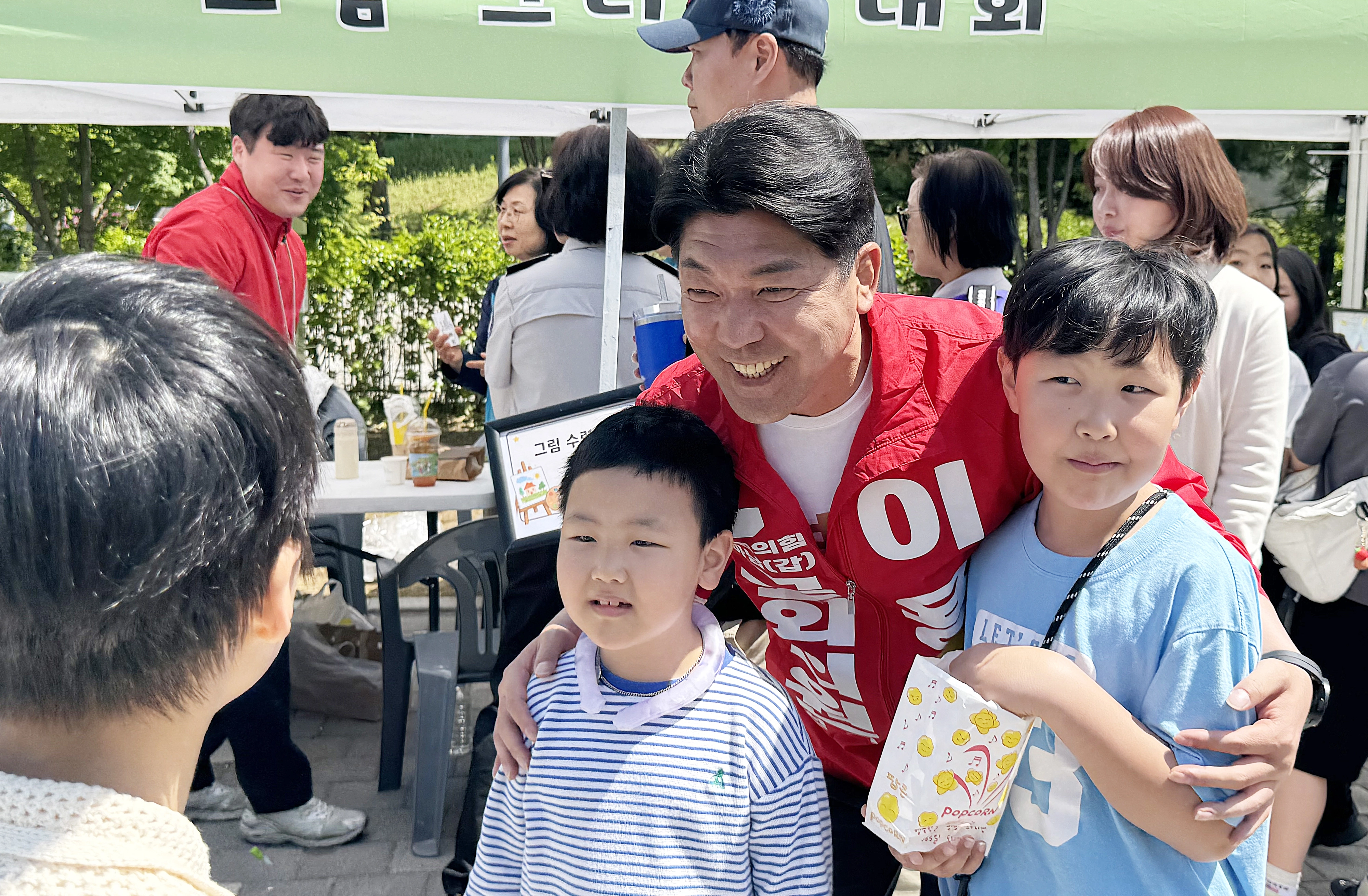 어린이날 ‘동심 잡기’  5일 6·3 지방선거 경기 하남갑 국회의원 보궐 후보들이 지역 행사에 각각 참석해 지지를 호소헀다. 이용 국민의힘 후보가 감일문화공원에서 열린 행사에서 아이들과 기념 촬영을 하는 모습.
강동용 기자