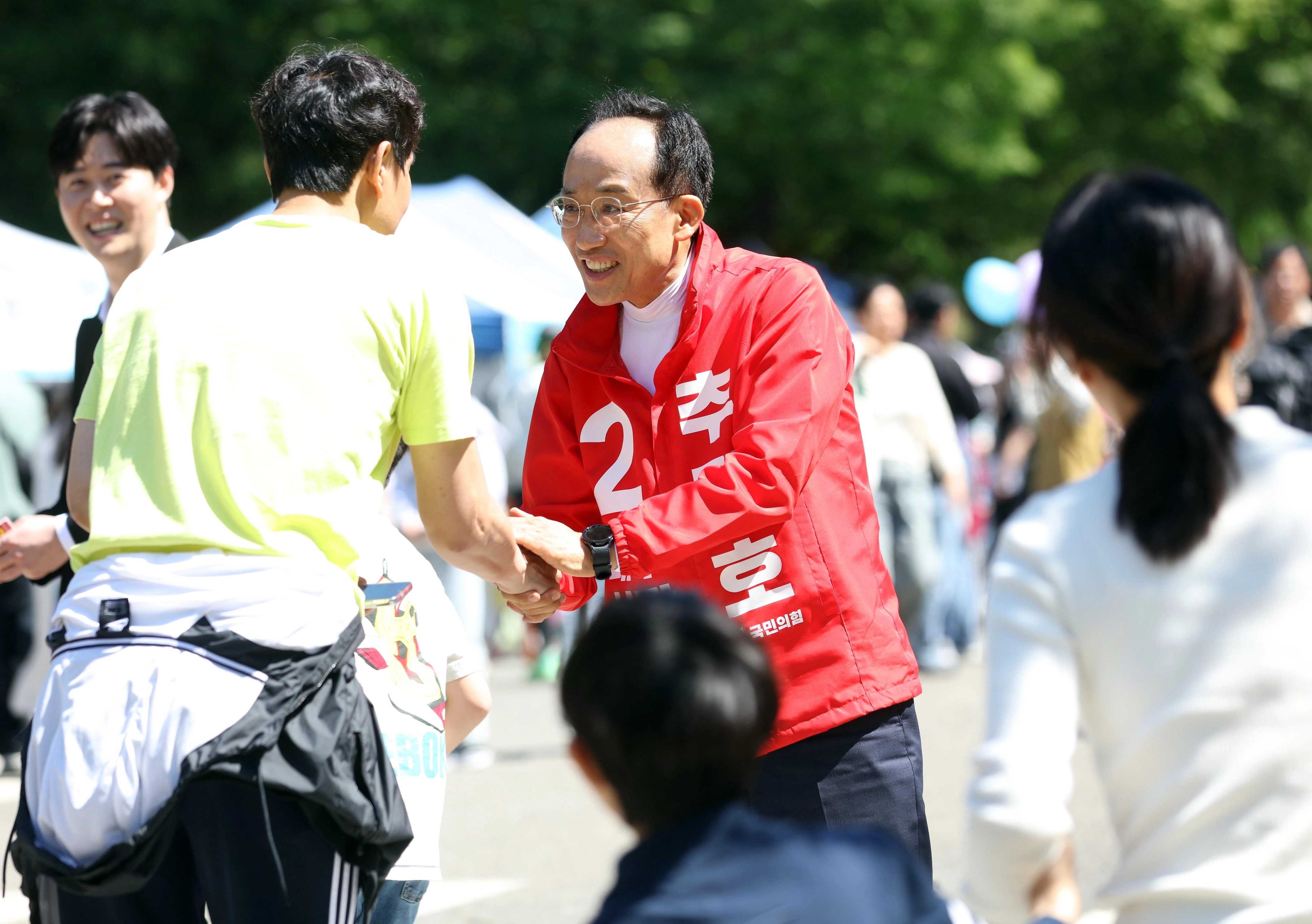 시민들과 인사하는 추경호  추경호 국민의힘 대구시장 후보가 어린이날인 5일 대구 수성구 대구 어린이세상(구.어린이회관)에서 열린 어린이 큰잔치에서 시민들과 인사를 하고 있다. 2026.5.5. 연합뉴스