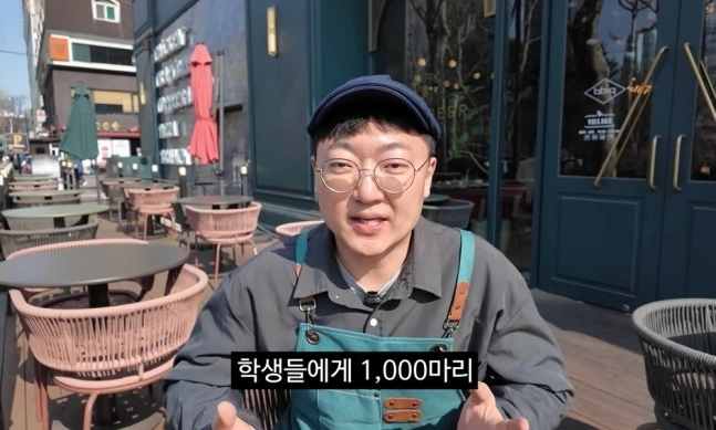 유튜버 김선태가 지난 3월 27일 공개한 ‘비비큐 홍보’ 영상을 통해 윤홍근 BBQ 대표로부터 충주 지역 고3 학생들에게 치킨 1000마리 기부를 이끌어냈다. 자료 : 유튜브 ‘김선태’