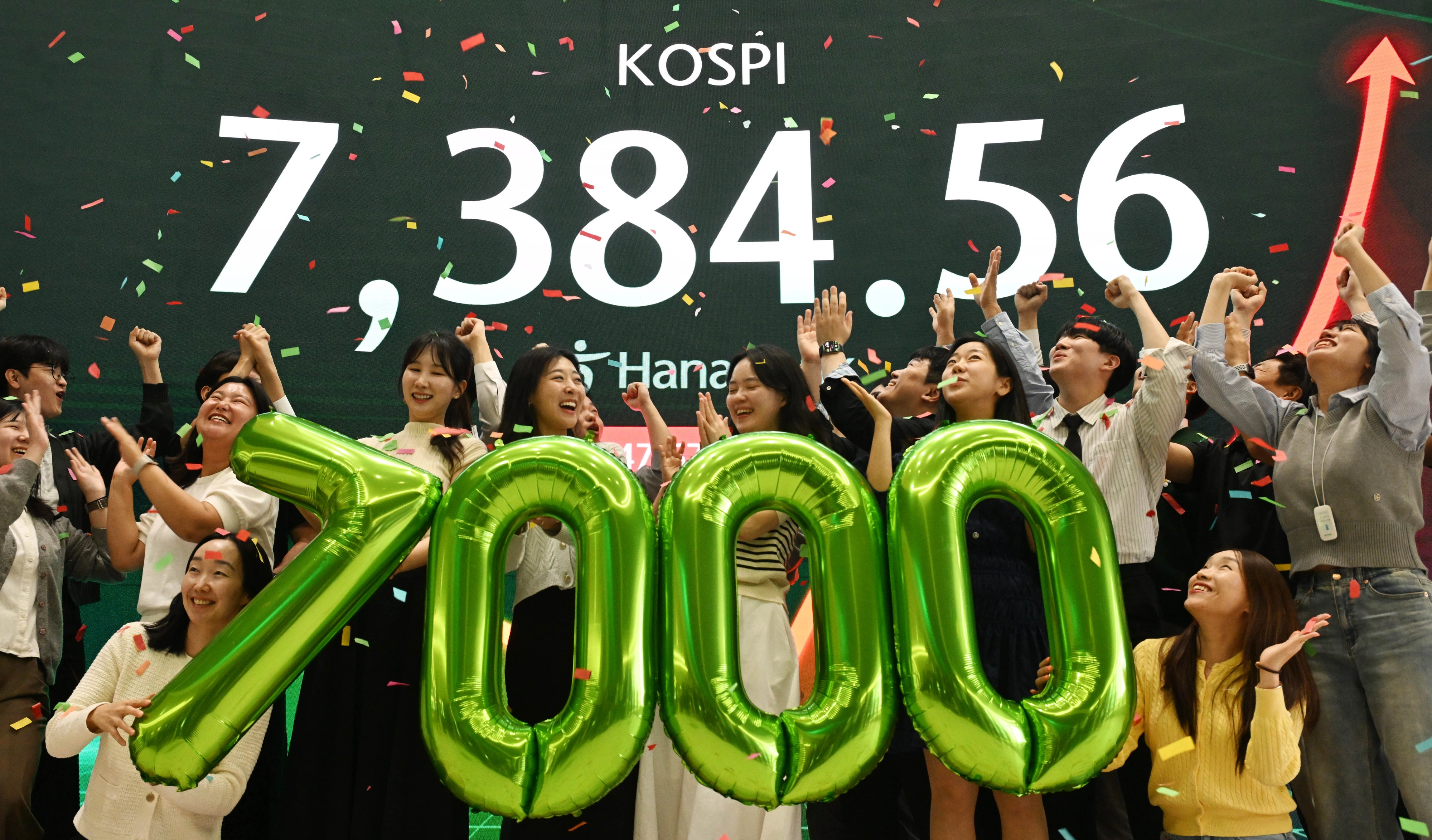 코스피가 전장보다 447.57포인트(6.45%) 오른 7,384.56으로 마감하며 종가 기준 역대 최고치를 경신한 6일 오후 서울 중구 하나은행 딜링룸에서 직원들이 축하 세리머니를 하고 있다. 2026.5.6 홍윤기 기자