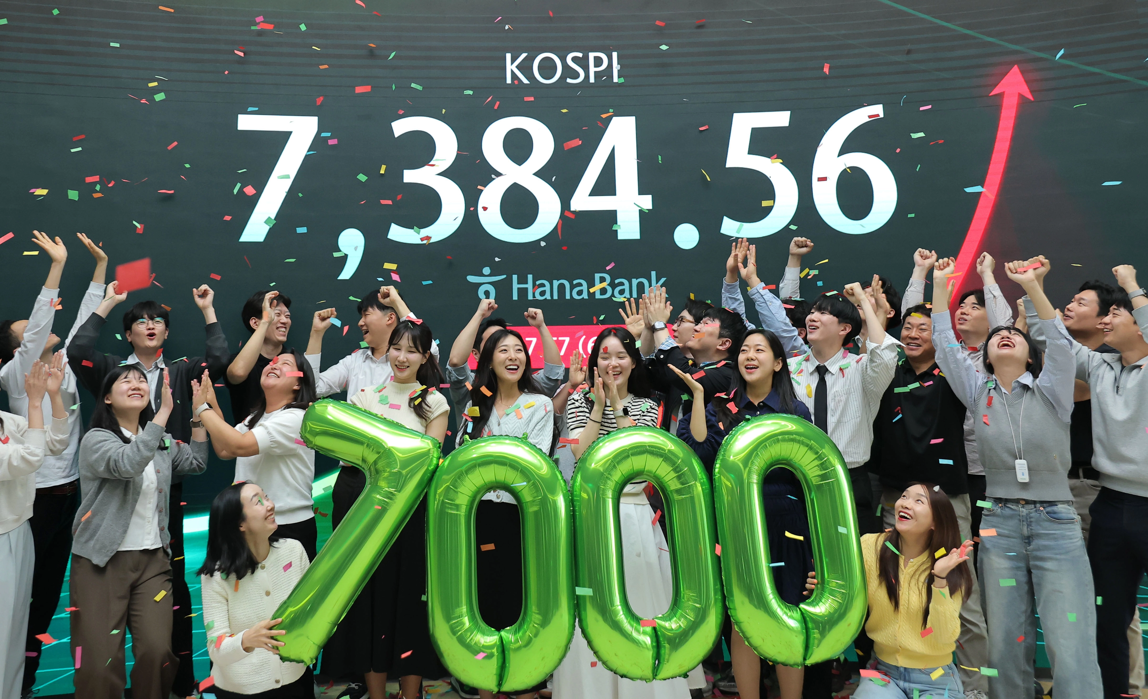 코스피가 사상 처음으로 종가 기준 7000선을 돌파하며 장을 마친 6일 오후 서울 중구 하나은행 딜링룸에서 딜러들이 축하 세리머니를 하고 있다. 이날 코스피는 전장보다 447.57p(6.45%) 오른 7384.56으로 마감하며 종가 기준 역대 최고치를 경신했다. 홍윤기 기자